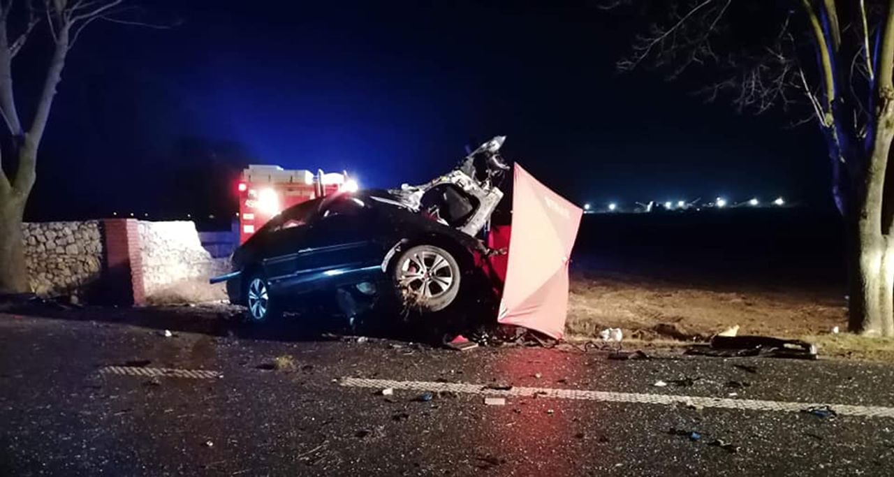 Tragiczny wypadek w Suchej. Mercedes wbił się w drzewo