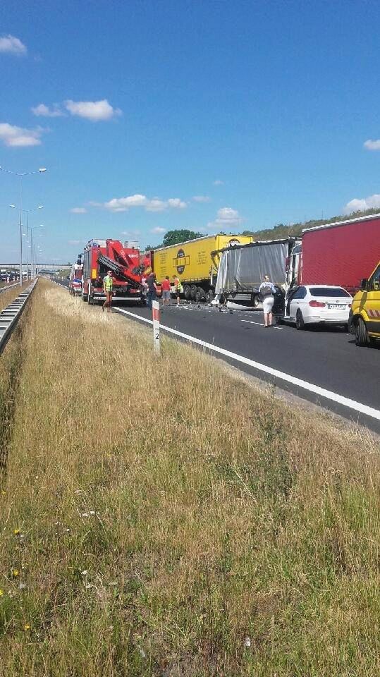 Poznań: wypadek na A2. Zderzenie 4 tirów i 2 aut osobowych