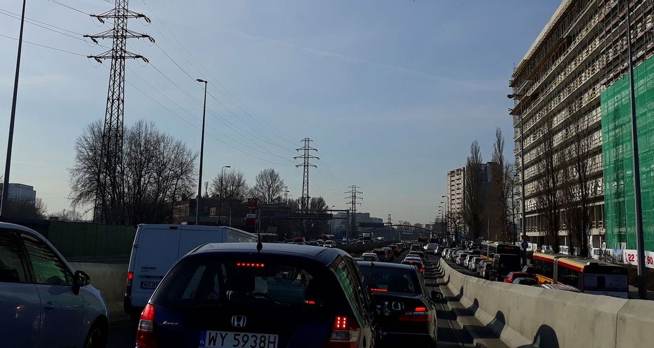 Gigantyczne korki w Warszawie. Stoi Trasa Toruńska, wypadek w al. Prymasa Tysiąclecia