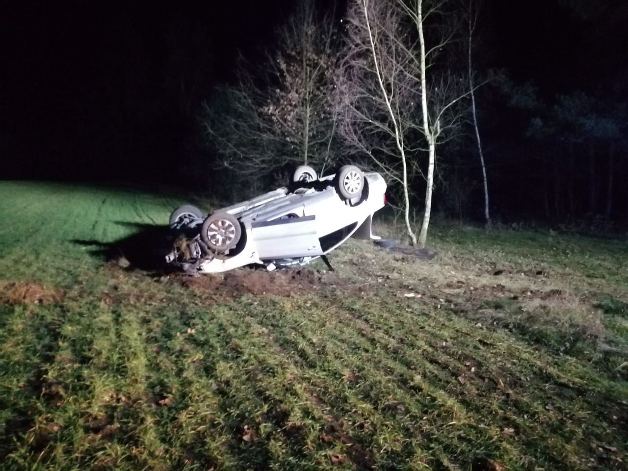 Łódzkie. Był pijany i dachował. Jechał z 12-letnim synem