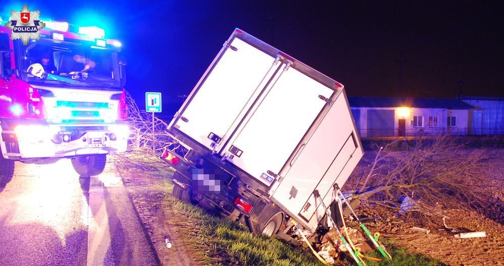 Próbował ominąć sarnę, uderzył w drzewo. Zginął pasażer