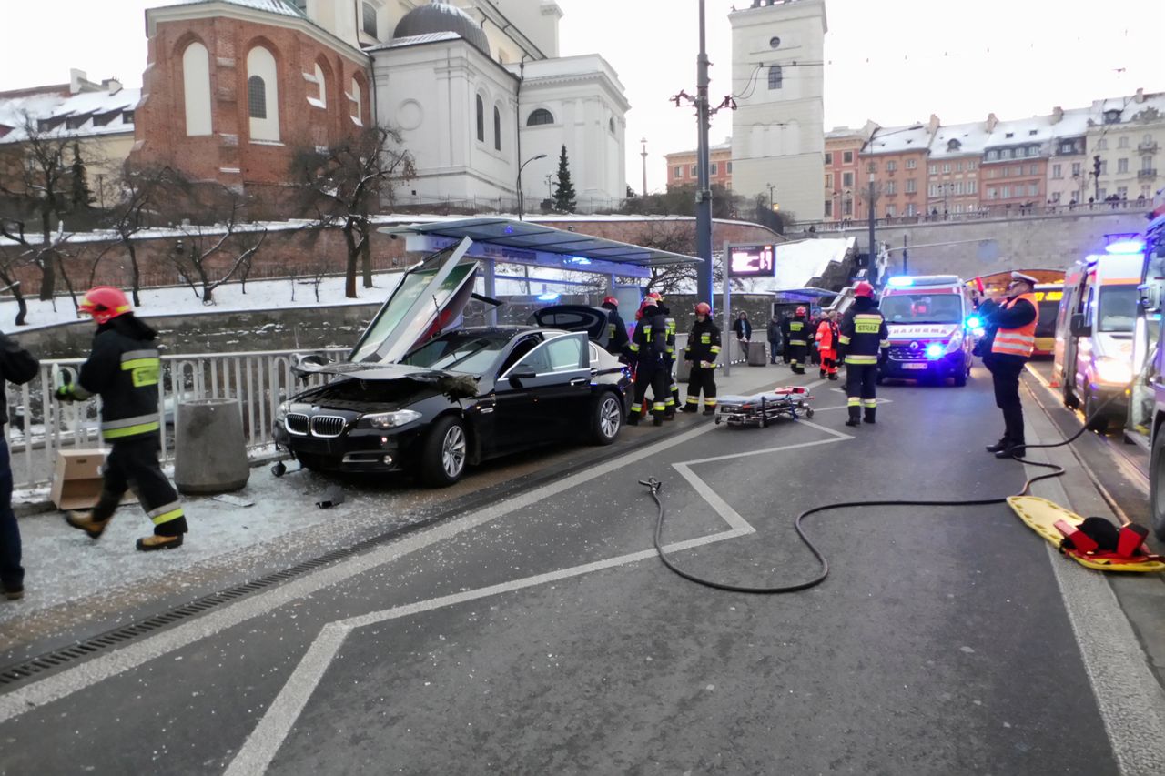 BMW wjechało w przystanek w Warszawie. Są ranni