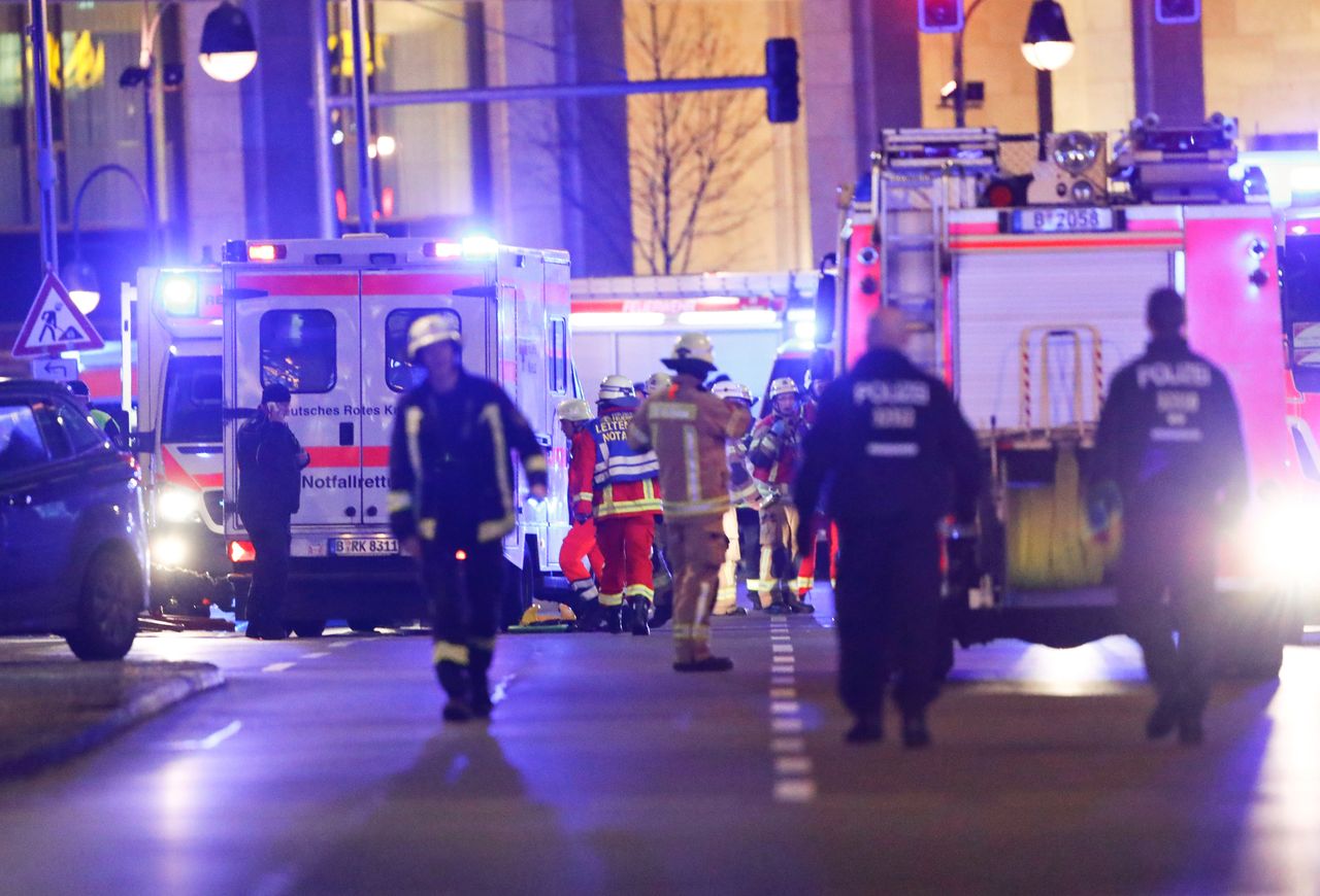 Niemcy. Wjechał skradzioną ciężarówką w samochody na skrzyżowaniu. 9 osób jest rannych