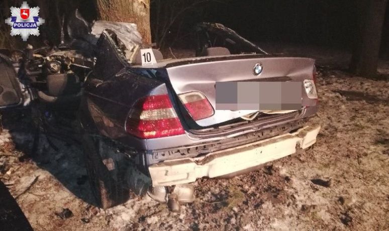 Zjechał na przeciwległy pas i uderzył w drzewo. Kierowca BMW nie przeżył