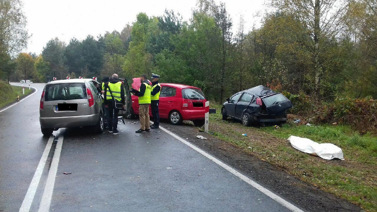 Łódzkie: Dwie osoby nie żyją, trzy zostały ranne w wypadku drogowym