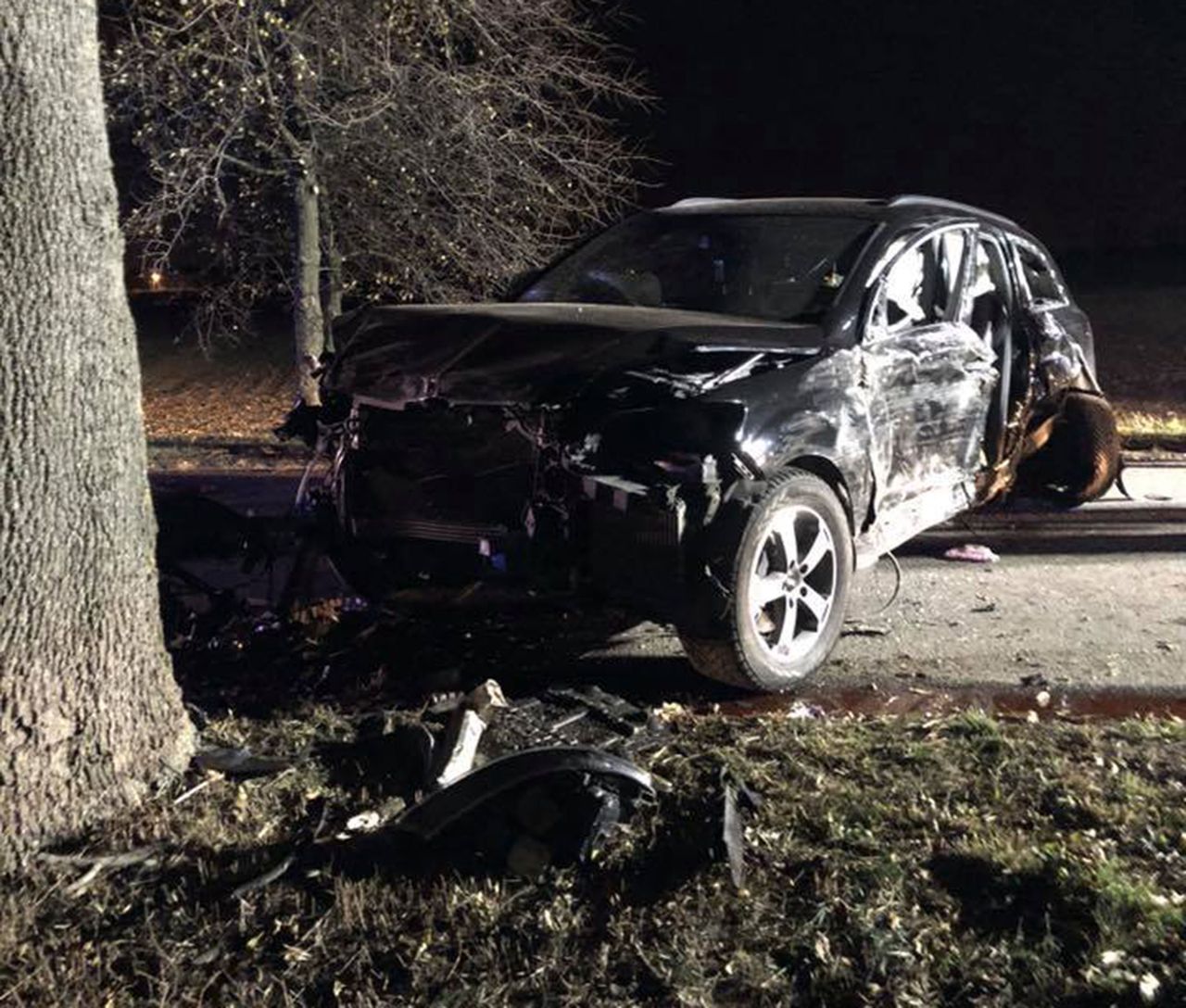 Audi rozbite na drzewie pod Poznaniem. Apel policji