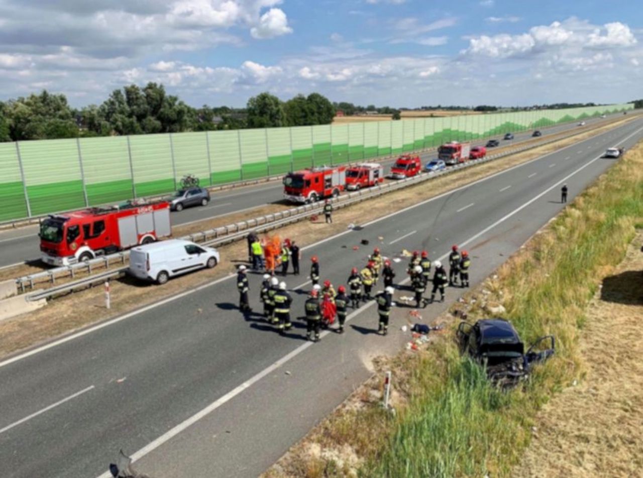 Samochód dachował na A1. Trzy osoby w stanie ciężkim