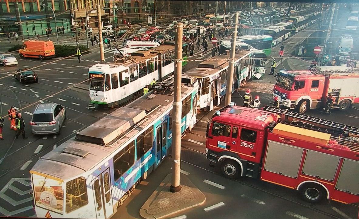 Szczecin: czołowe zderzenie tramwaju i autobusu. 11 osób rannych