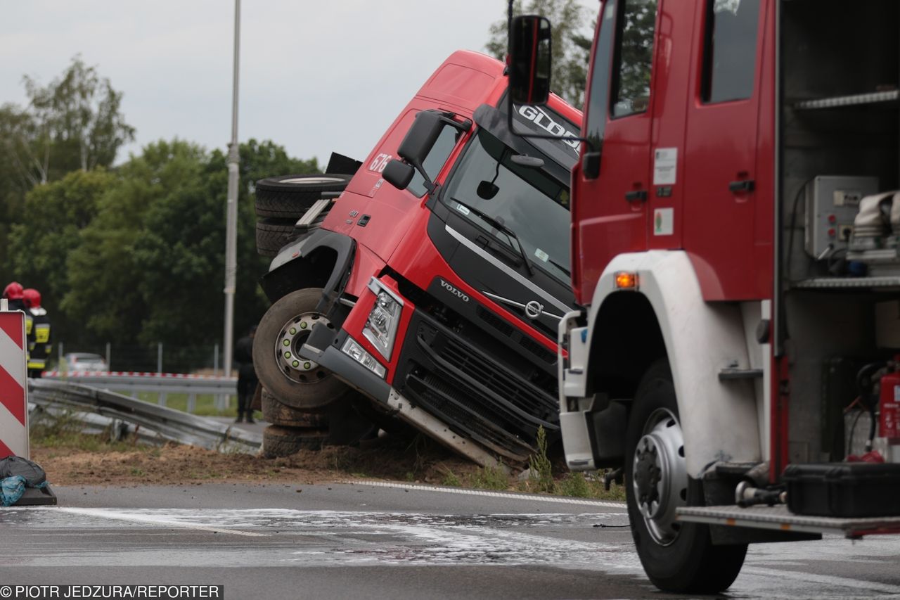 Podkarpacie: wypadek na A4. Pijany kierowca ciężarówki zjechał z drogi