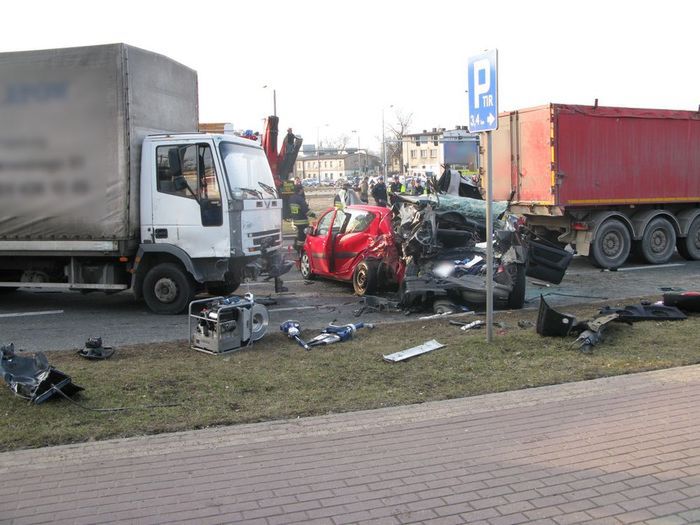 "Wal po osobówce" Tak uczą jeździć Tirem!