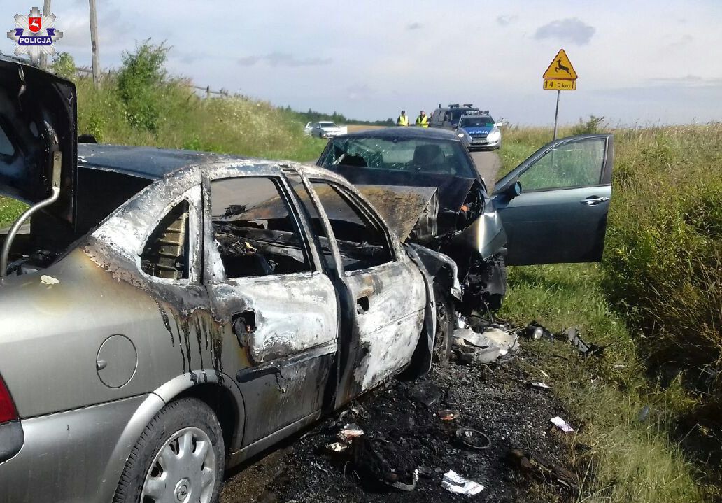 Matka ratowała dzieci z płonącego auta. Kiedy opadła z sił, pomógł jej policjant