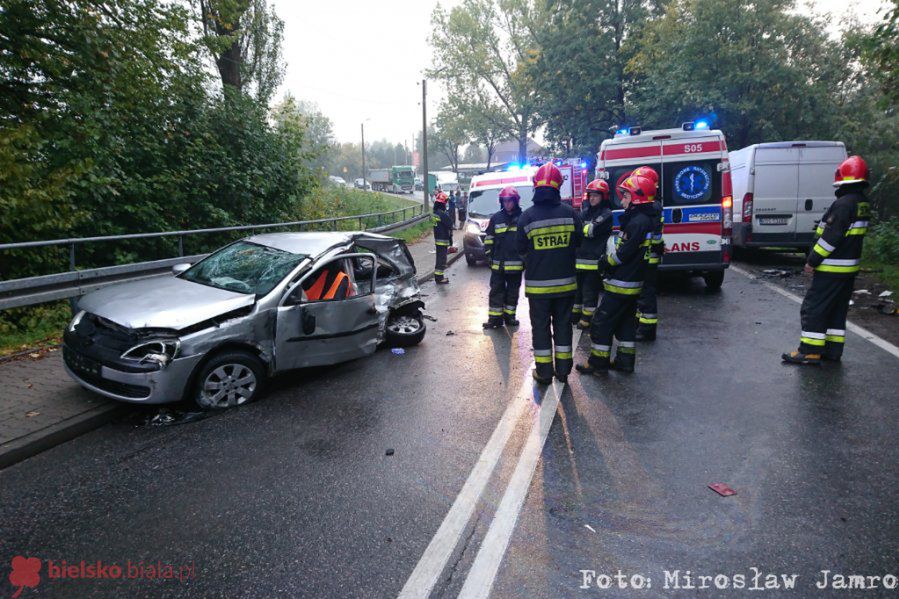 Bielska-Biała: 18-letni kierowca walczy o życie. Zderzył się czołowo z autem dostawczym