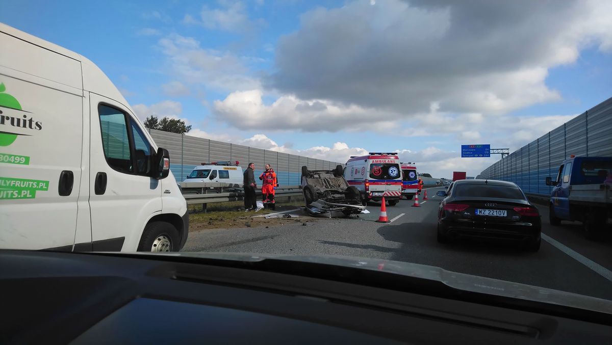 Wielki korek na autostradzie A2. Po dachowaniu auto zablokowało lewy pas