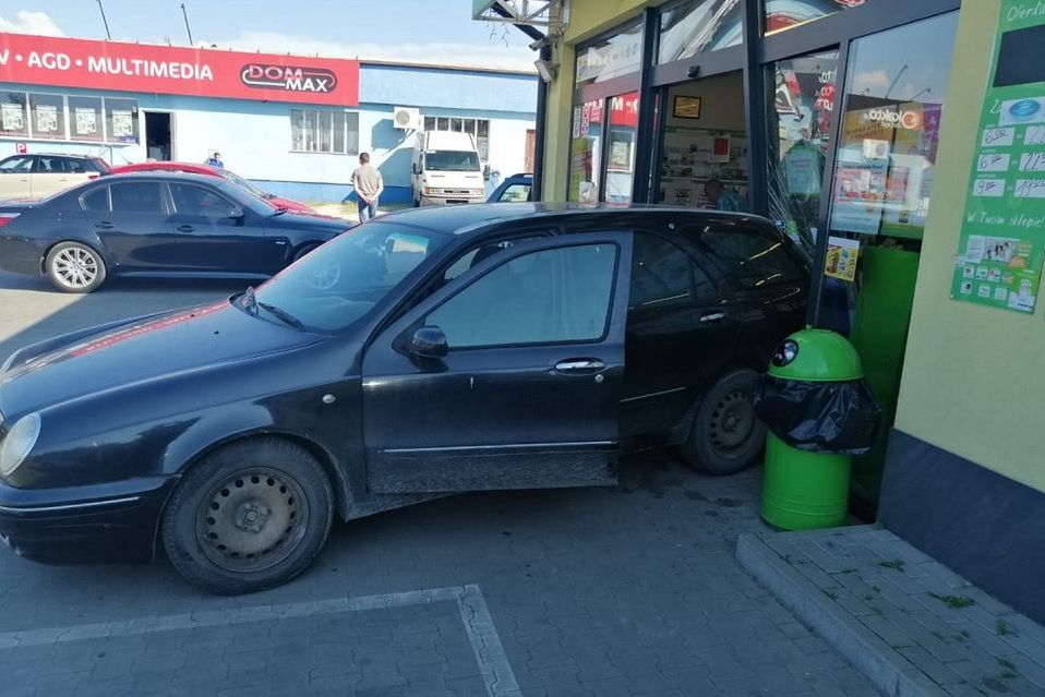 Kobieta wjechała autem w sklep. Miała 3,5 promila