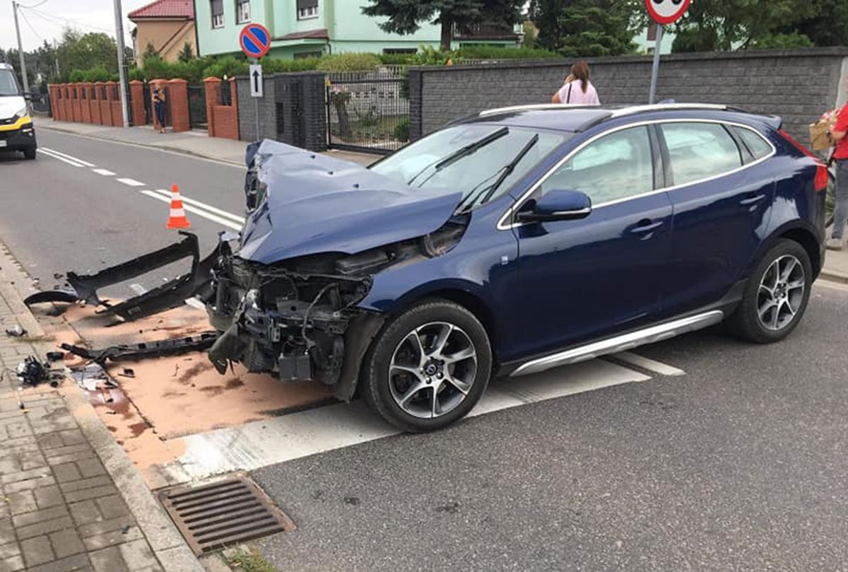 "Ma szczęście, że żyje". Zderzenie auta z pociągiem w Stęszewie