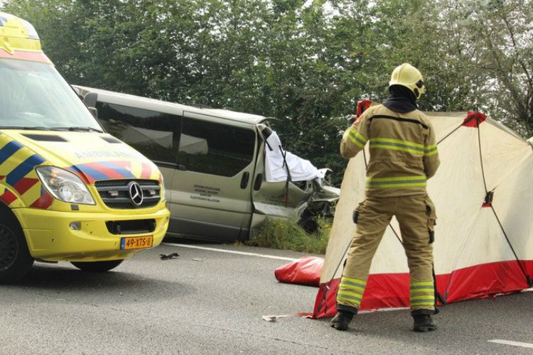 Wypadek polskiego busa w Holandii. Kierowca zginął na miejscu