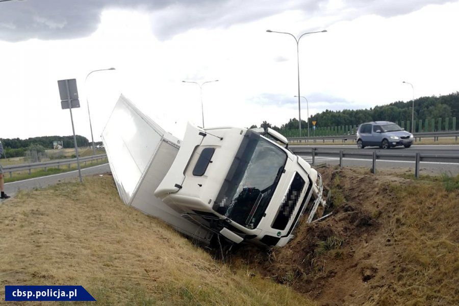 Tir w rowie na A2. W środku kierowca z 3 promilami