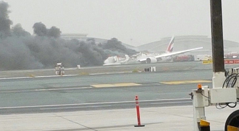 Samolot w płomieniach na lotnisku w Dubaju 