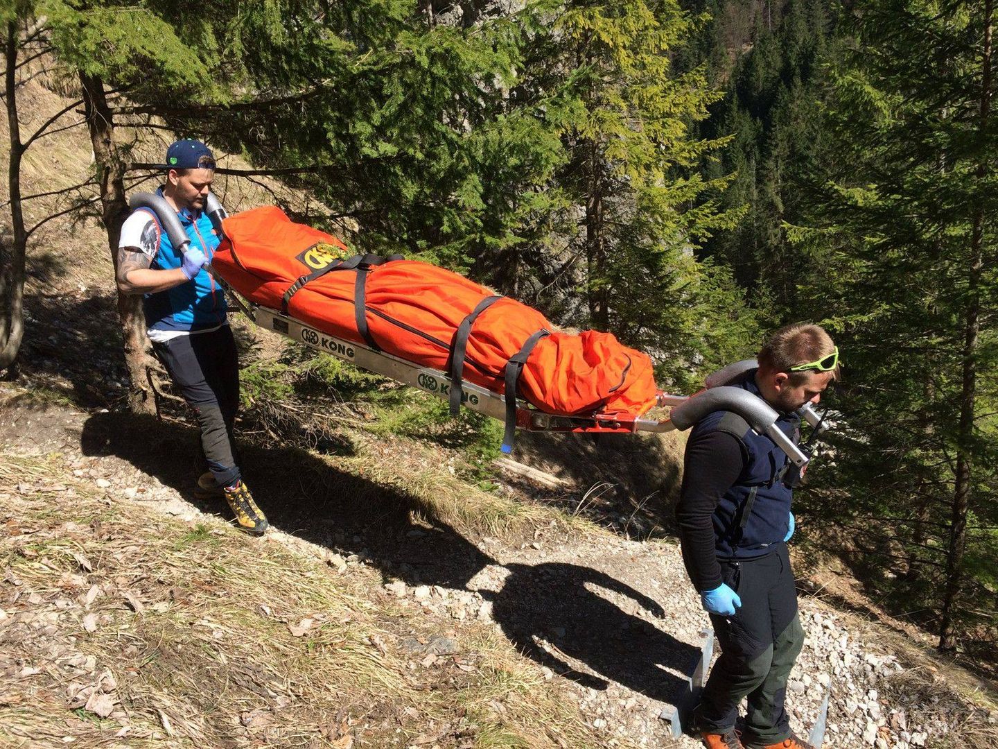 Ratownicy górscy znoszą ciało 53-letniej turystki