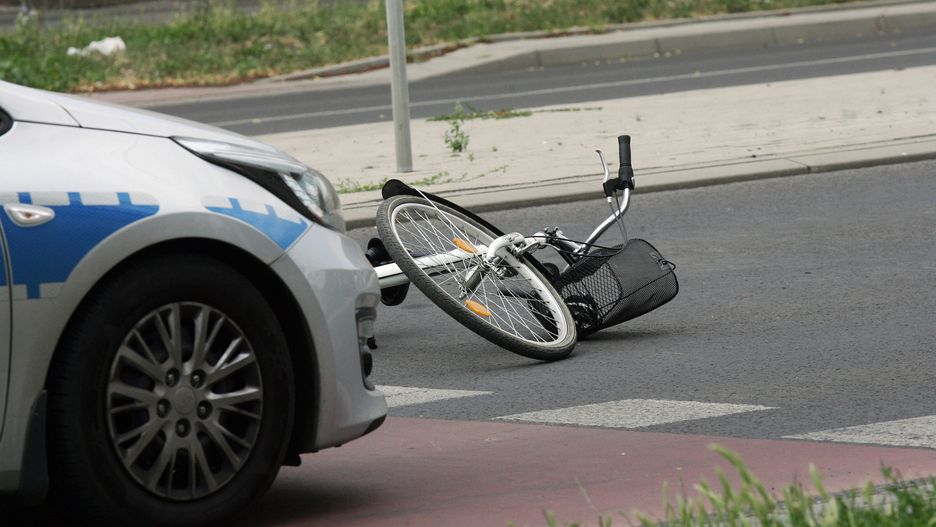Mazowieckie. Rowerzysta potrącił pieszą na przejściu dla pieszych w Ołtarzewie
