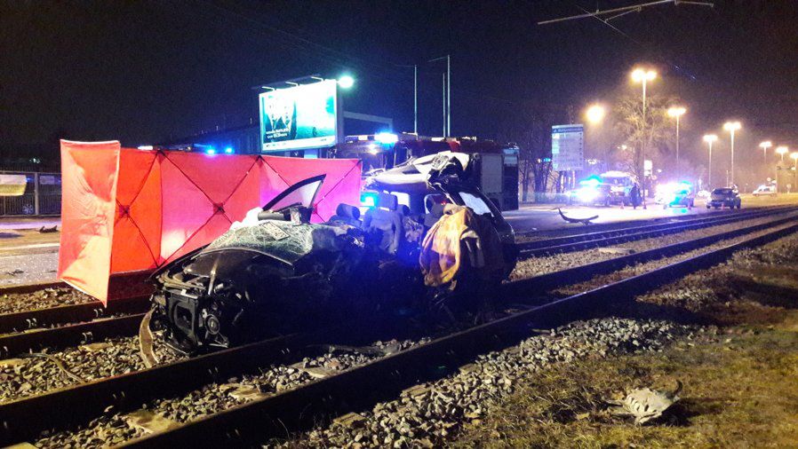 Audi po zderzeniu wpadło na torowisko tramwajowe.