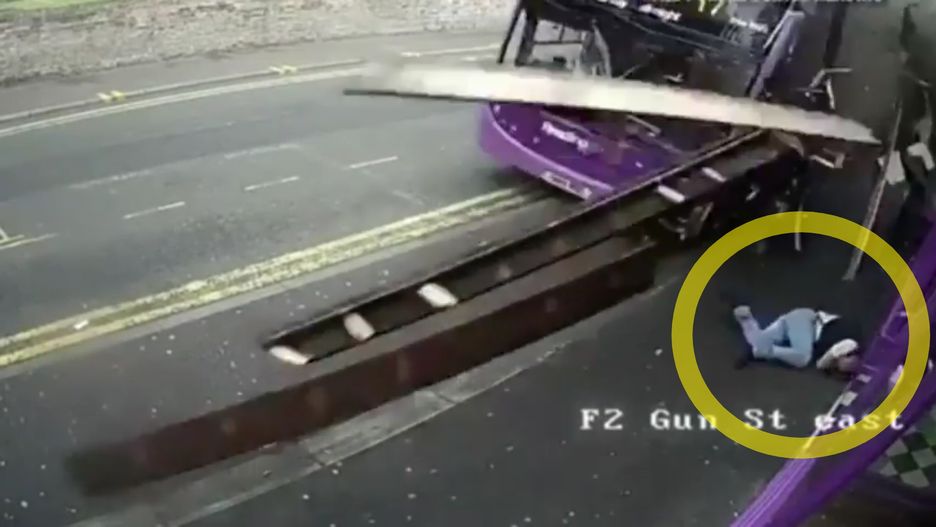 Autobus z impetem wjechał w przechodnia.