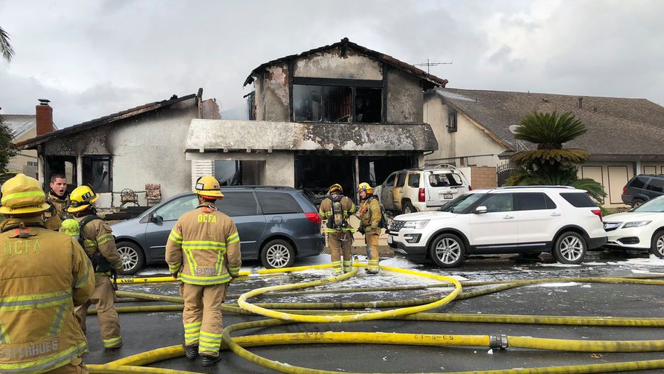 USA: samolot rozpadł się w powietrzu i spadł na osiedle domów w Yorba Linda (Kalifornia)