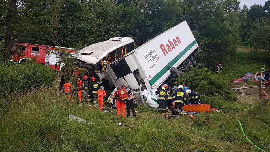 Zakopianka. Autokar z dziećmi zderzył się czołowo z tirem