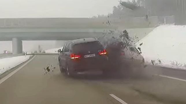 Rozbił auto spokojnie jadącej rodziny, a Policja podsumowała to 500-złotowym mandatem.