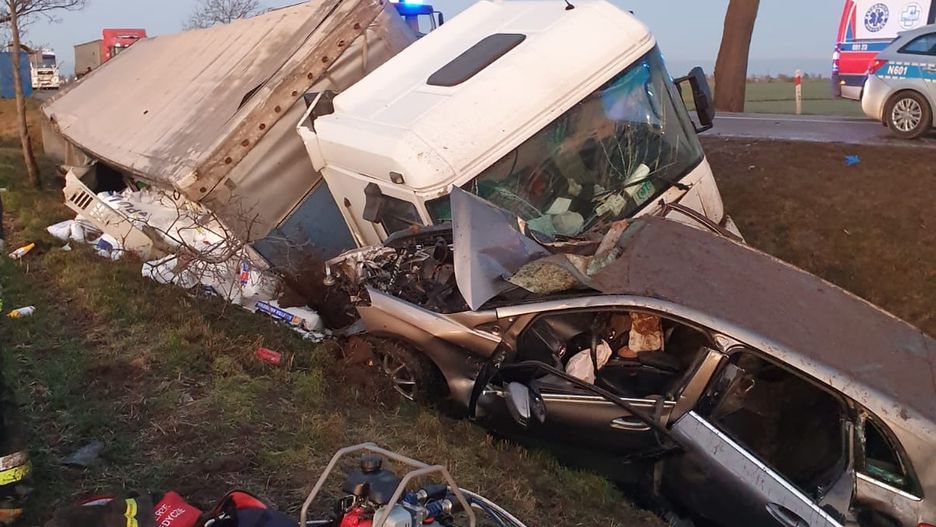 Niebezpieczny wypadek na DK22 pod Malborkiem. Na miejscu LPR.