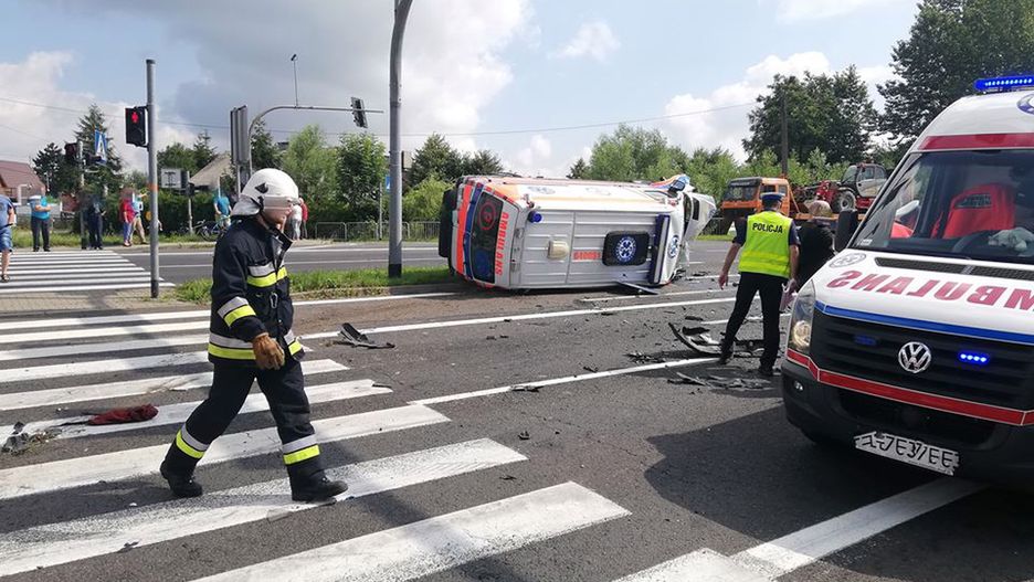 Zginął kierowca osobówki, a ranni zostali pielęgniarka i ratownik z karetki