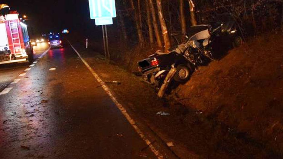 Strażacy musieli rozcinać dach samochodu, żeby dostać się do poszkodowanych