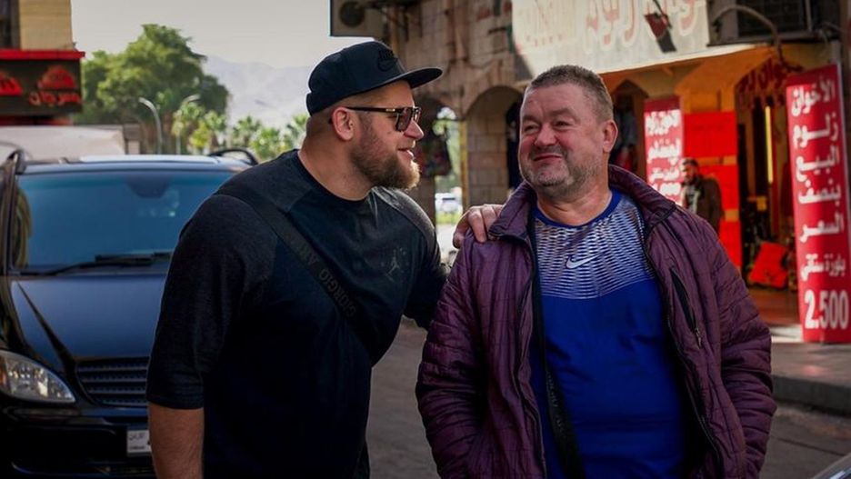 "Starsza pani musi fiknąć". Paweł Fajdek z tatą.