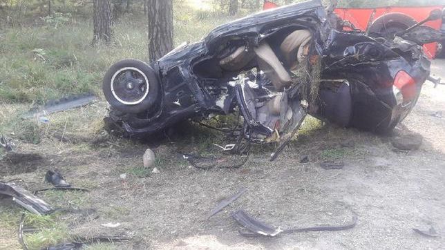 Na miejsce przybyli weselnicy, by odebrać obrączki