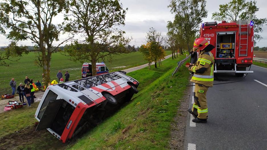 Woplawki koło Kętrzyna. Wypadek autobusu z dziećmi