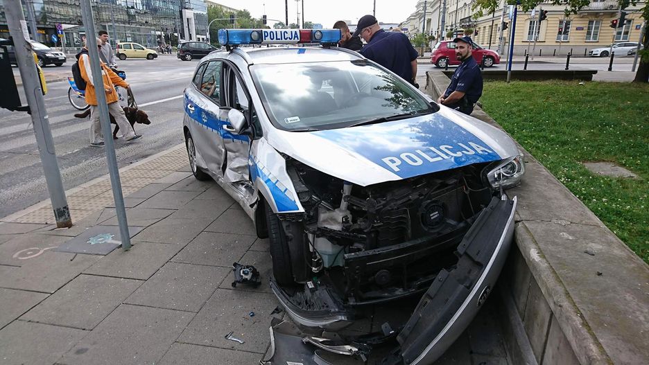 Wypadek radiowozu w Warszawie