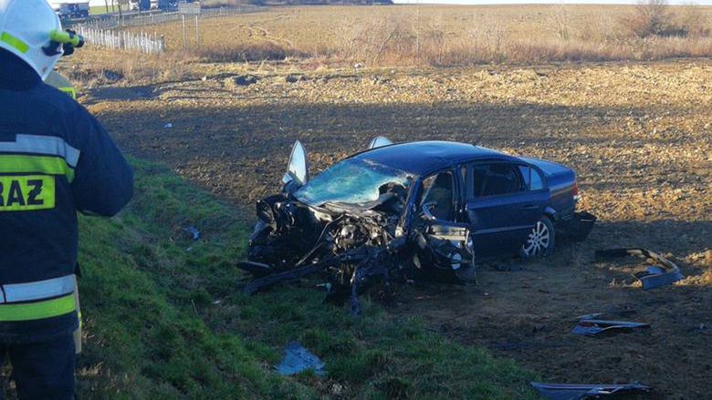 Wypadek na drodze nr 35 - samochód osobowy zderzył się czołowo z tirem. Droga jest zablokowana.