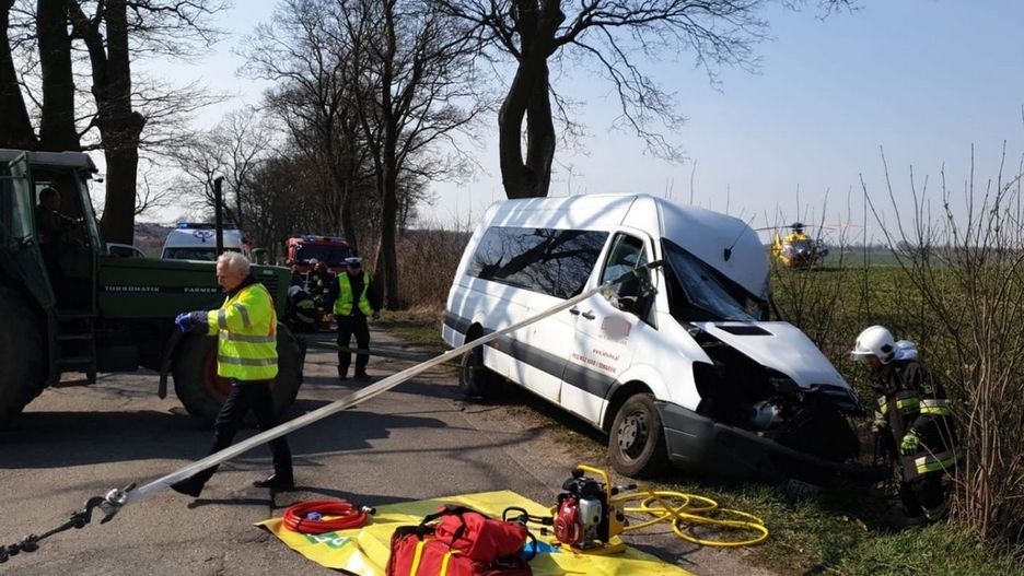 Borkowo. Bus uderzył w przydrożne drzewo