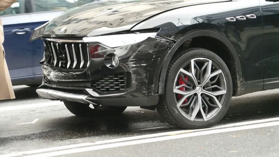 Kierowca maserati staranował samochody 