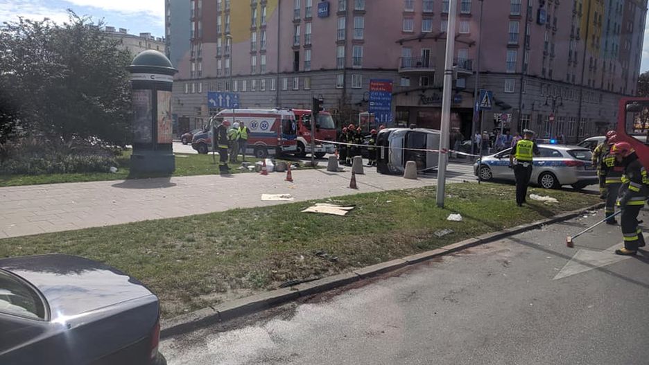 Warszawa. Dachowanie samochodu na pl. Zawiszy