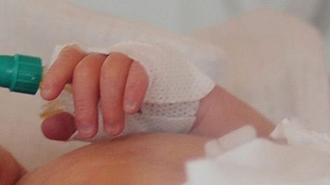 Wyniki badania niemowlaków wykazały, że miały one prawie promil alkoholu we krwi.
