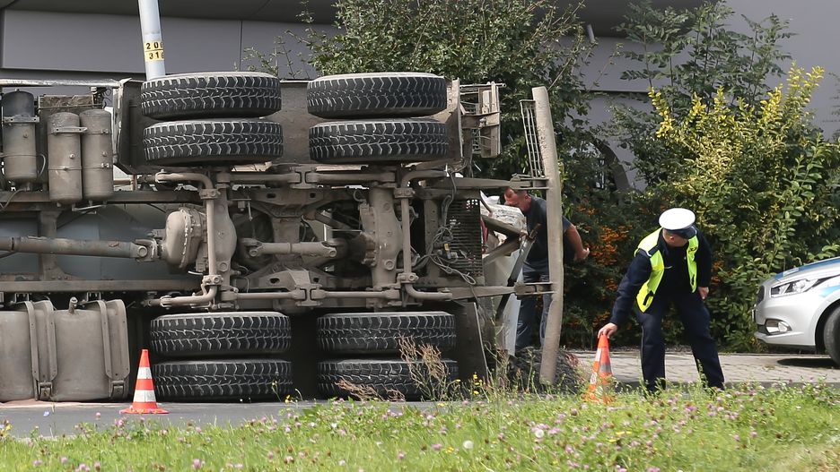 Osobowy peugeot znalazł się pod samochodem ciężarowym (zdjęcie ilustracyjne).