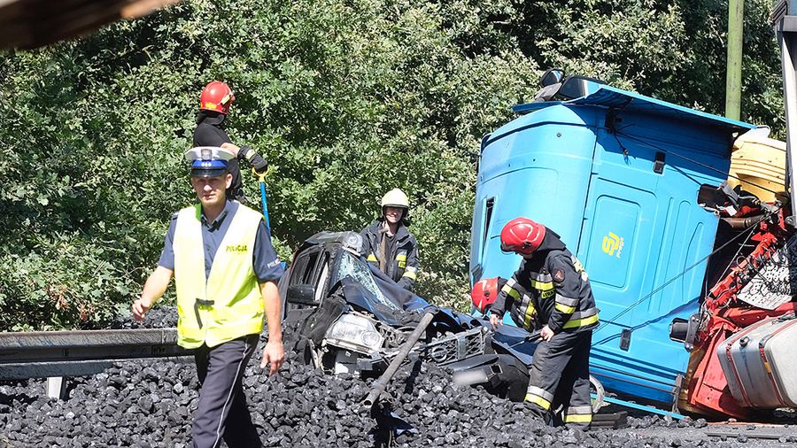 Policja i straż pożarna na miejscu wypadku 