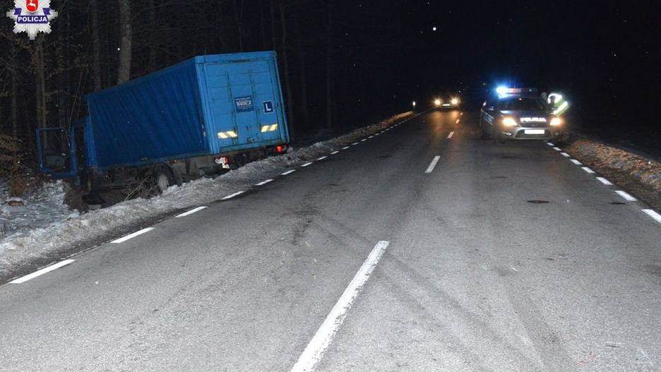 Ciężarówka zjechała z drogi do rowu i uderzyła w drzewo