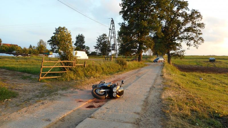 Motocyklista wjechał w rozciągniętą linę