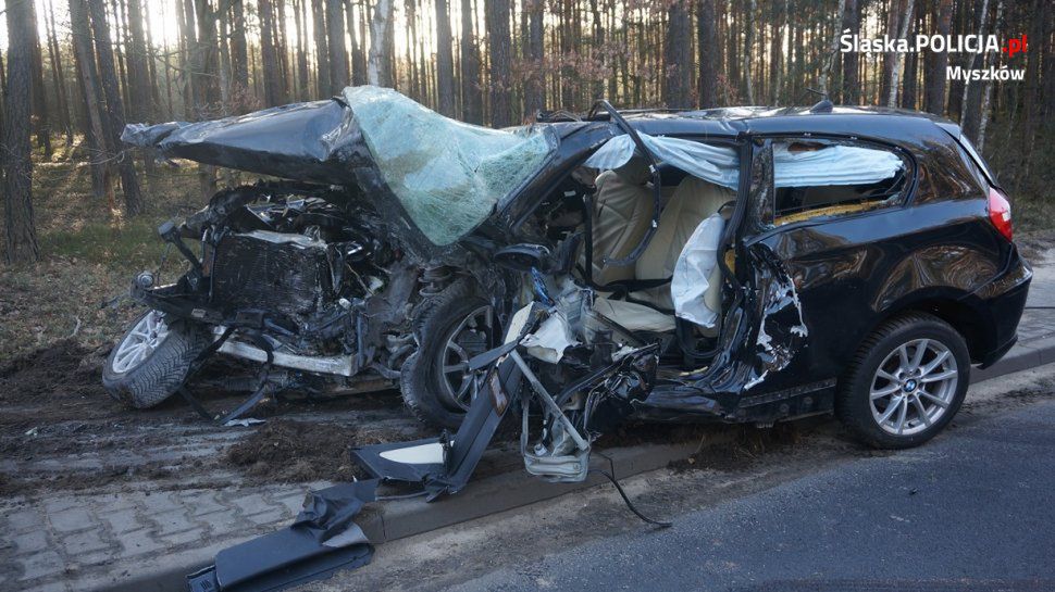 Wypadek na DW 791 koło Myszkowa. Masłońskie - Żarki: zderzenie BMW i mercedesa