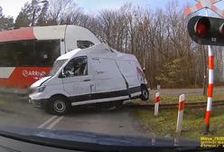 Wstrząsające nagranie: kierowca wjeżdża wprost pod pociąg