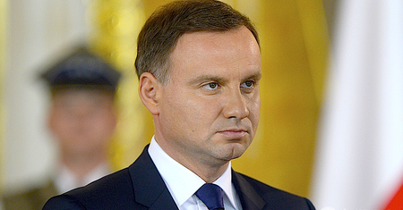 Zamieszanie na Targach Książki podczas wizyty Andrzeja Dudy. Tłum: "Konstytucja!"