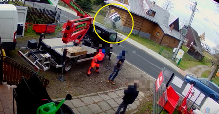 Małopolska. Auto wypadło z zakrętu. Renault dachowało w ogródku