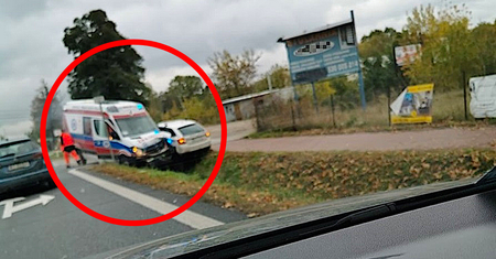 Warszawa. Karetka na sygnale zderzyła się ze skodą